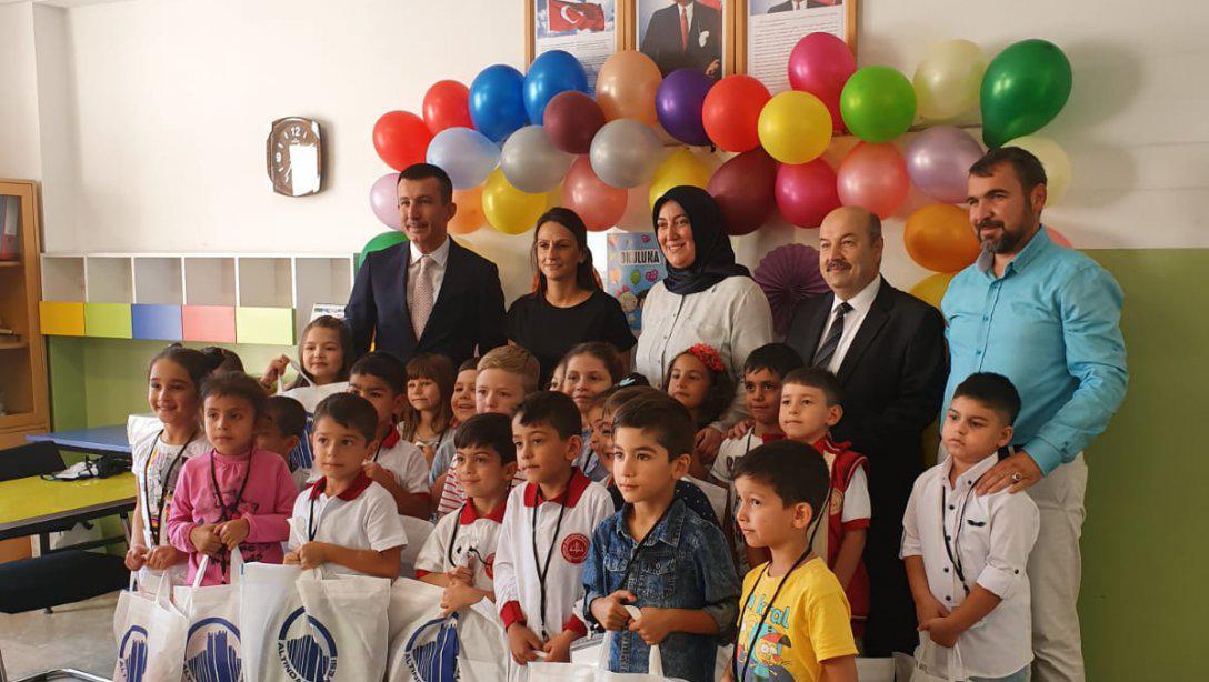 Altındağ Belediye Başkanı Asım Balcı İlçe Milli Eğitim Müdürü Şefika BİÇER ile beraber, okula yeni başlayan minikler için hazırlanan okul hediyelerini verdi, heyecanlarına ortak oldu.