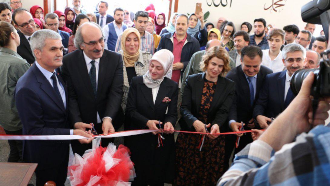 Ulus İlk Meclis Anadolu İmam Hatip Lisesi Proje Okulu Hüsn-i Hat Atölyesi açılışı gerçekleştirildi.