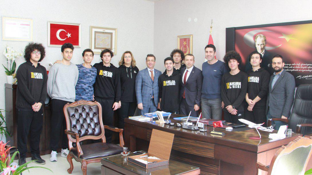 Ankara Lisesi Basketbol Takımı öğrencileri, İlçe Milli Eğitim Müdürümüz Sayın Oğuz YILMAZ'ı ziyaret etmişlerdir.