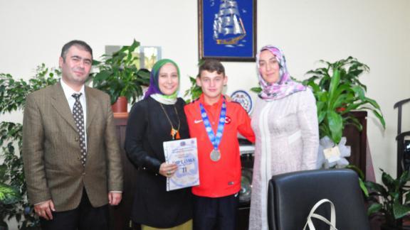 Yahya Özsoy İşitme Engelliler Ortaokulu Şampiyonu İlçe Milli Eğitim Müdürümüz Şefika Biçeri Ziyaret Etti