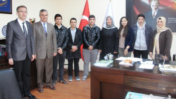 Ahmet Yesevi Mesleki ve Teknik Anadolu Lisesi Öğrencileri İlçe Milli Eğitim Müdürümüz Şefika BİÇER´i Makamında Ziyaret Etti