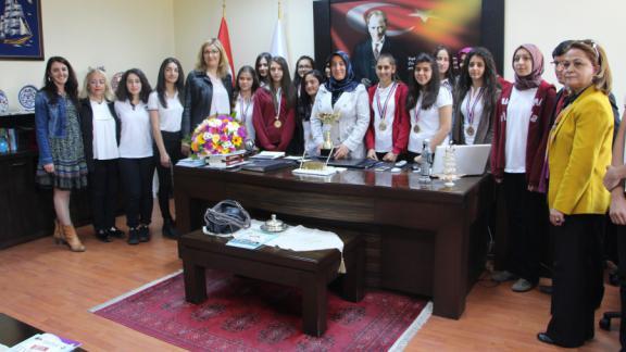Ankara Lisesi (Anadolu) Öğrencileri İlçe Milli Eğitim Müdürümüz Şefika BİÇERi Makamında Ziyaret Ettiler