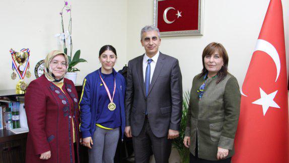 Boks Türkiye Şampiyonu Sporcumuz İlçe Milli Eğitim Müdürümüzü Makamında Ziyaret Etti