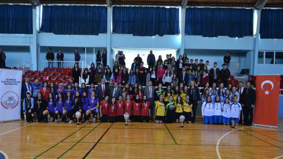 Genç Kızlar Futsal Şampiyonu Mehmet Akif Ersoy Anadolu Lisesi Oldu