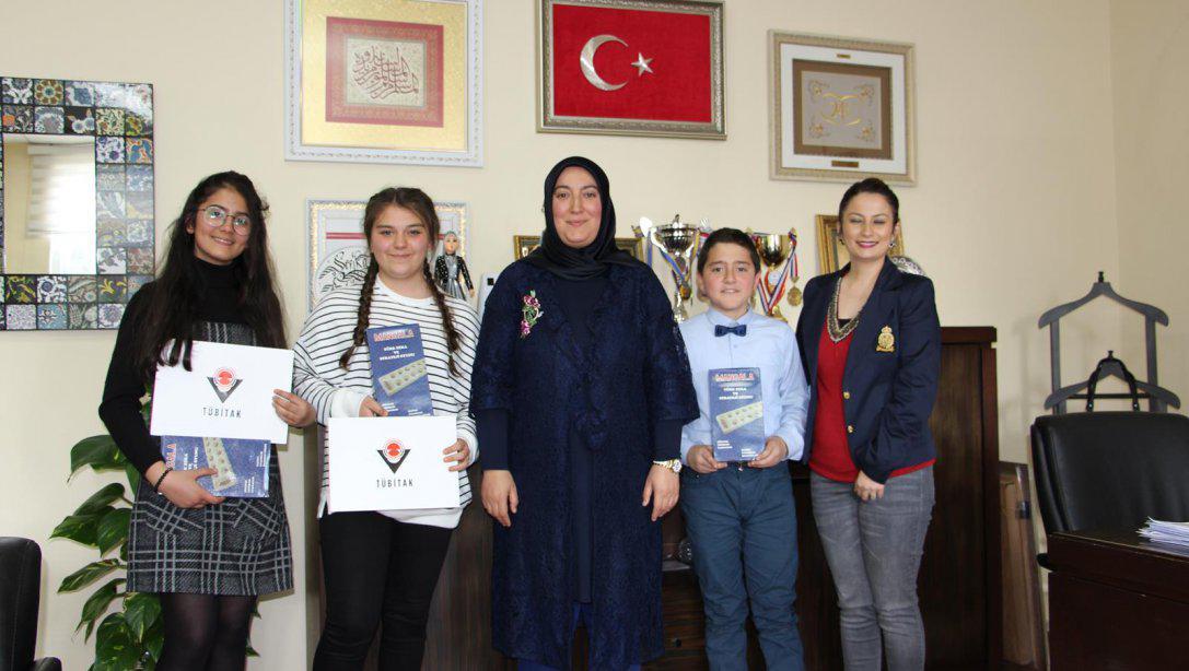 13. Ortaokul Öğrencileri Araştırma Projeleri Ankara Bölge Yarışmasında Derece Alan Öğrencilerimiz İlçe Milli Eğitim Müdürümüzü ziyaret ettiler.