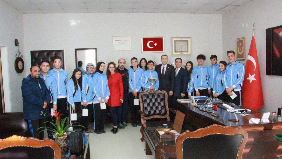 Okullararası Geleneksel Halk Oyunları Liseler Ankara il birincisi olan İskitler MTAL öğrencileri, Müdürümüz Sayın Oğuz YILMAZ'ı ziyaret etmişlerdir.