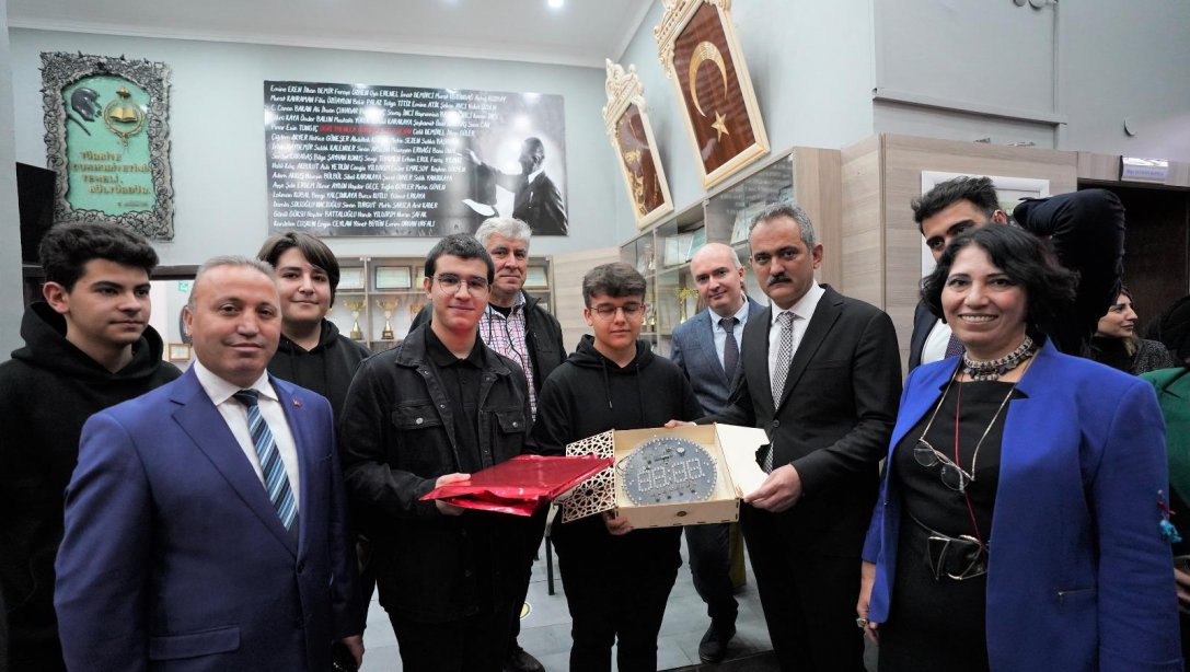 Bakanımız Sayın Mahmut ÖZER, Ulus Mesleki ve Teknik Anadolu Lisesi'ni ziyaret ettiler.