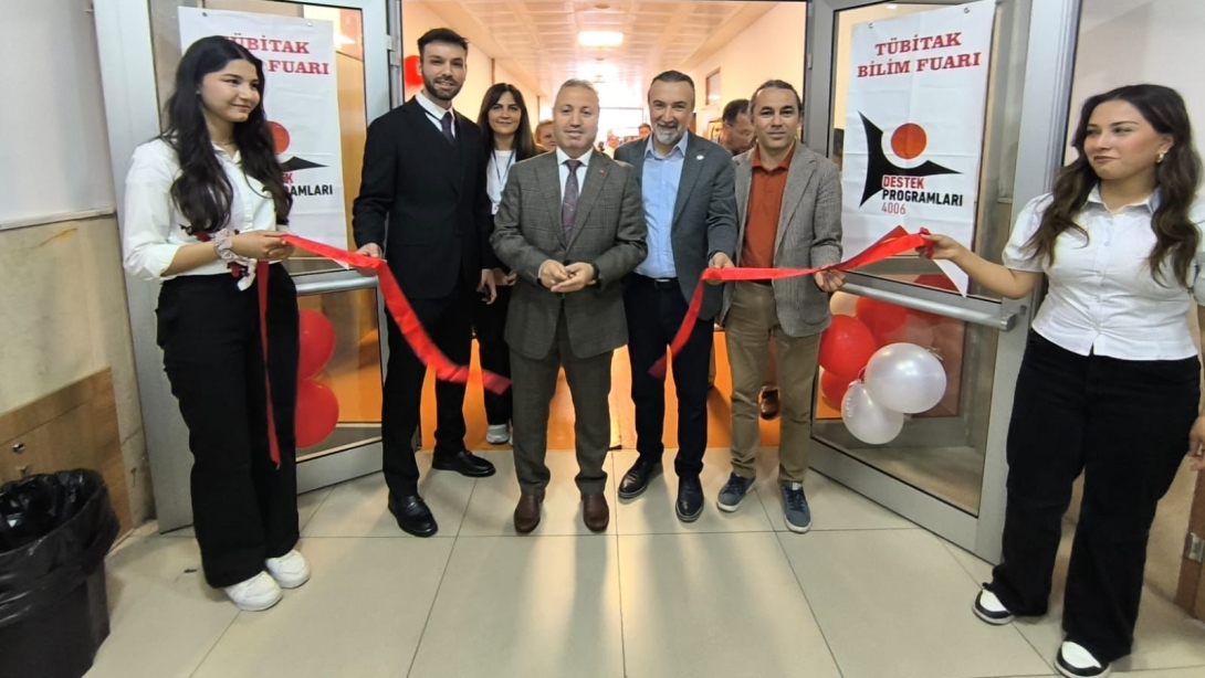 Esenevler Şehit İbrahim Ateş Anadolu Lisesi tarafından düzenlenen bilim fuarına İlçe Millî Eğitim Müdürümüz  Sayın Hasan Yıldırım ve Şube Müdürümüz Sayın Bülent Özbek katıldılar. 