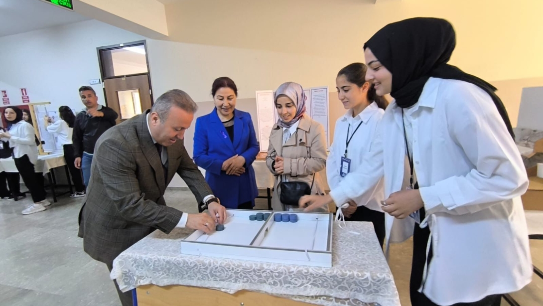 İlçe Millî Eğitim Müdürümüz Sayın Hasan Yıldırım ve Şube Müdürümüz Sayın Ahmet Rasim Asker, 4006-TÜBİTAK Bilim Fuarları Destekleme Programı kapsamında desteklenen Şerife Bacı Mesleki ve Teknik Anadolu Lisesi tarafından düzenlenen bilim fuarına katıldılar.