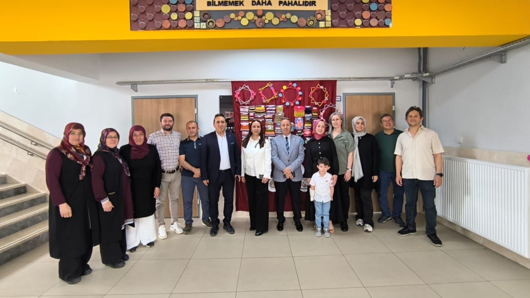 İlçe Millî Eğitim Müdürümüz Sayın Hasan Yıldırım ve Şube Müdürümüz Sayın Şükrü Bektaş, Satıkadın Ortaokulu tarafından düzenlenen ve öğrencilerimizin yıl boyunca yaptığı çalışmalardan oluşan 