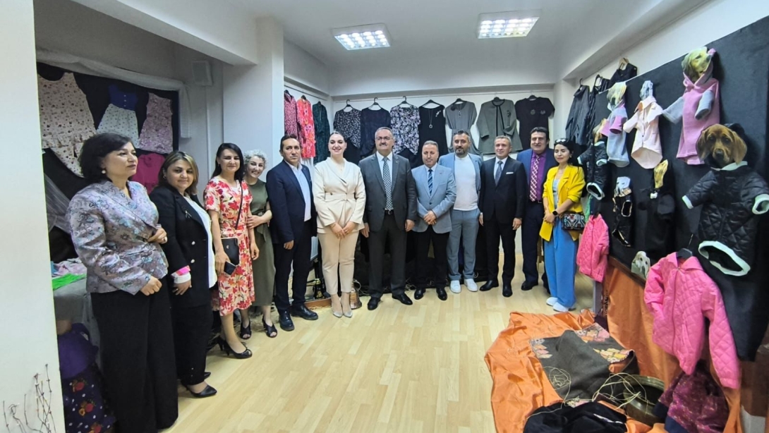 Altındağ Halk Eğitim Merkezi ve Kuzeykent Halk Eğitim Merkezi iş birliğinde düzenlenen sergiye, İlçe Millî Eğitim Müdürümüz Sayın Hasan Yıldırım, Şube Müdürlerimiz Sayın Mehmet Tunç ve Sayın Şükrü Bektaş katılım sağladı.
