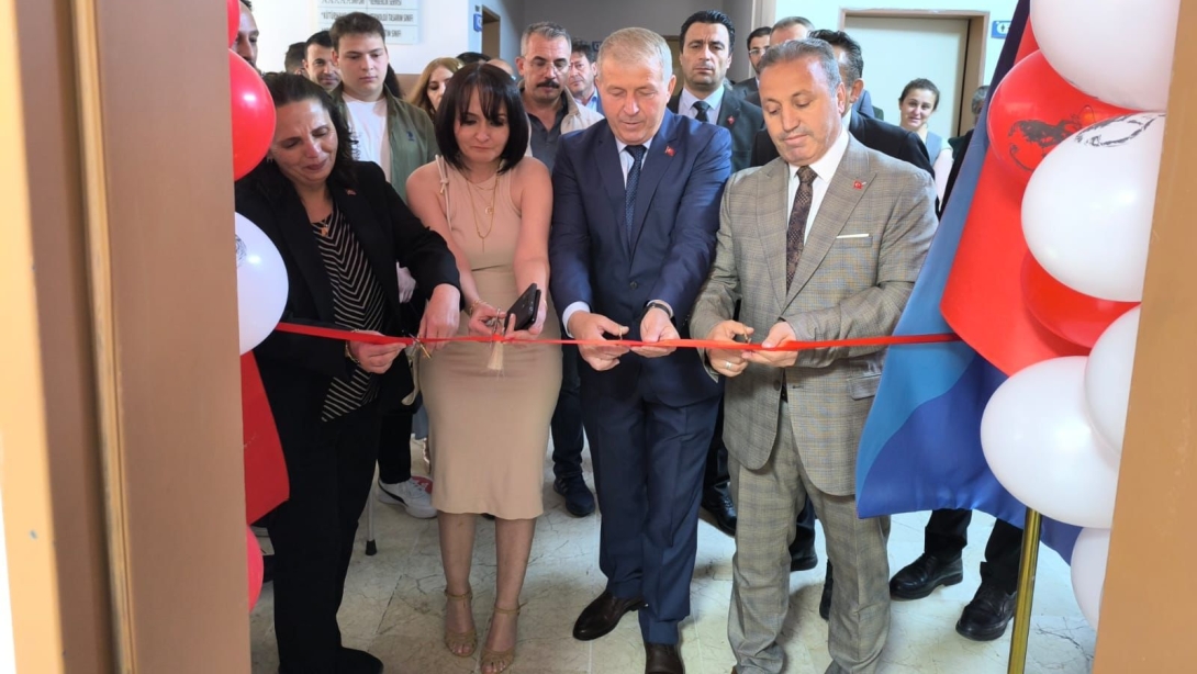 İlçe Millî Eğitim Müdürümüz Sayın Hasan Yıldırım Osmangazi Ortaokulunda kahraman şehidimiz Piyade Teğmen Eril Alperen Emir hatırasına kütüphane ve bilgisayar laboratuvarı açılışını gerçekleştirdiler.