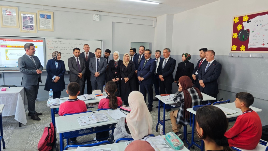 Suriye Eğitim Bakanlığı Heyeti Millî Eğitim Bakan Yardımcımız Sayın Celile Eren Ökten ve Suriye Eğitim Bakan Yardımcısı Sayın Yousef Annan  Abdullah Tokur Ortaokulunu ziyaret ederek öğretmen ve öğrencilerimizle bir araya geldiler.