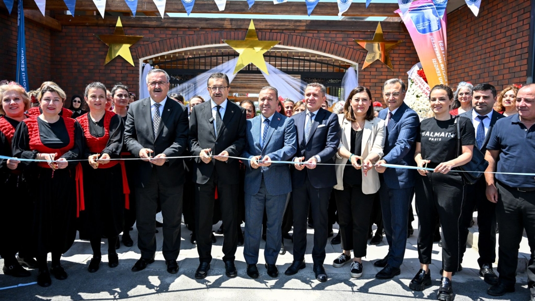 Belediye Başkanımız Sayın Dr. Veysel Tiryaki ve İlçe Millî Eğitim Müdürümüz Sayın Hasan Yıldırım, Başkent Millet Bahçesinde, Altındağ Belediyesi Kadın Eğitim ve Kültür Merkezleri tarafından düzenlenen 